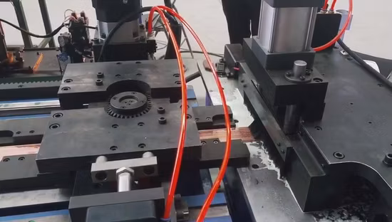 중국 전세계 전문 부스바 장비 유압 벤딩 머신